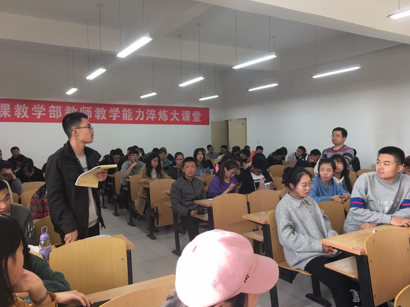 数学教研室开展期中师生座谈会